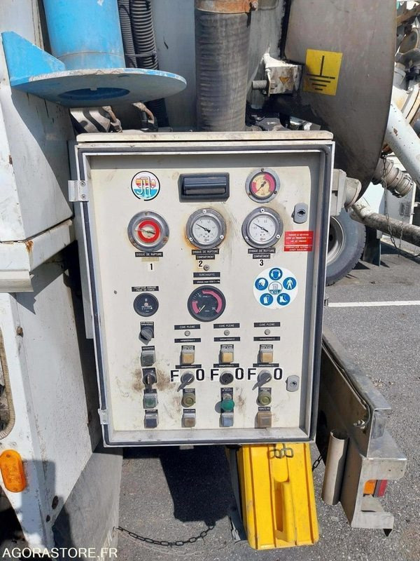 RENAULT Kerax 320 HUWER ADR 2002 (165000Km) ROULANT EXPORT UNIQUEMENT - Vacuum truck: picture 3 RENAULT Kerax 320 HUWER ADR 2002 (165000Km) ROULANT EXPORT UNIQUEMENT - Vacuum truck: picture 3