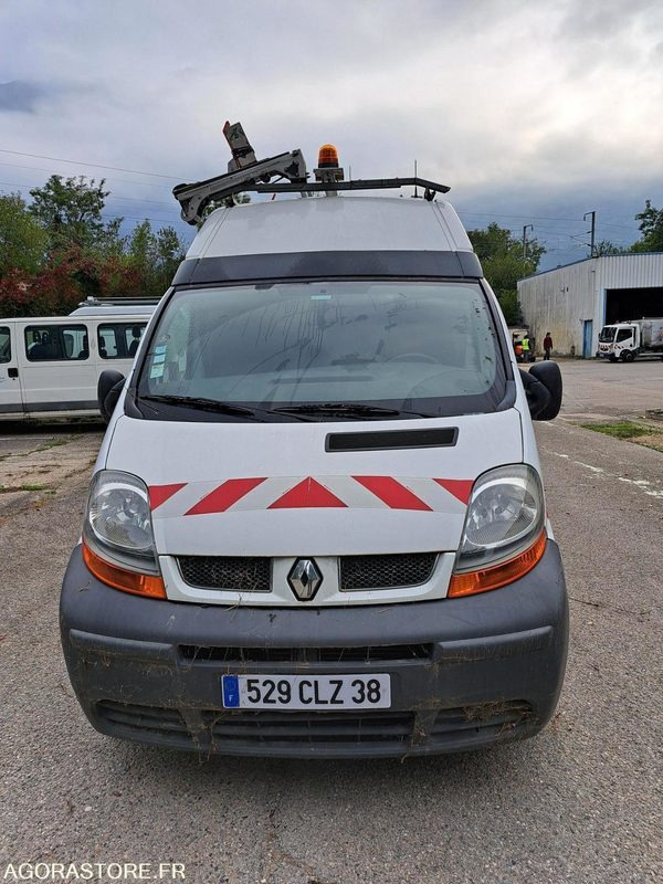 Renault Trafic - 2005 - 79515kms - 529 CLZ 38 - Panel van: picture 3 Renault Trafic - 2005 - 79515kms - 529 CLZ 38 - Panel van: picture 3