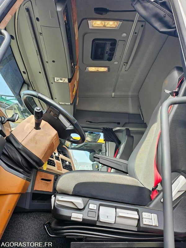 TRACTEUR RENAULT - 2017 - 580000km - Tractor unit: picture 4 TRACTEUR RENAULT - 2017 - 580000km - Tractor unit: picture 4