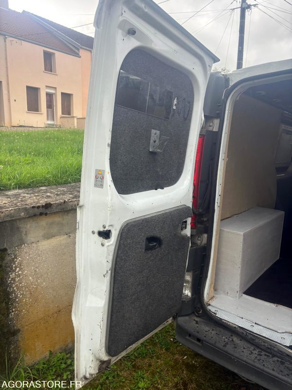 Renault Trafic dci 115 / 228000 km - Immatriculation anglaise - Van: picture 3 Renault Trafic dci 115 / 228000 km - Immatriculation anglaise - Van: picture 3