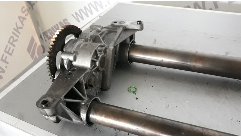 Mercedes-Benz Actros MP4 - Oil pump for Truck: picture 1 Mercedes-Benz Actros MP4 - Oil pump for Truck: picture 1