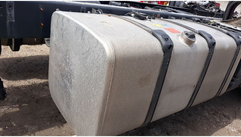 Scania 600L complete fuel tank with brackets - Fuel tank for Truck: picture 3 Scania 600L complete fuel tank with brackets - Fuel tank for Truck: picture 3