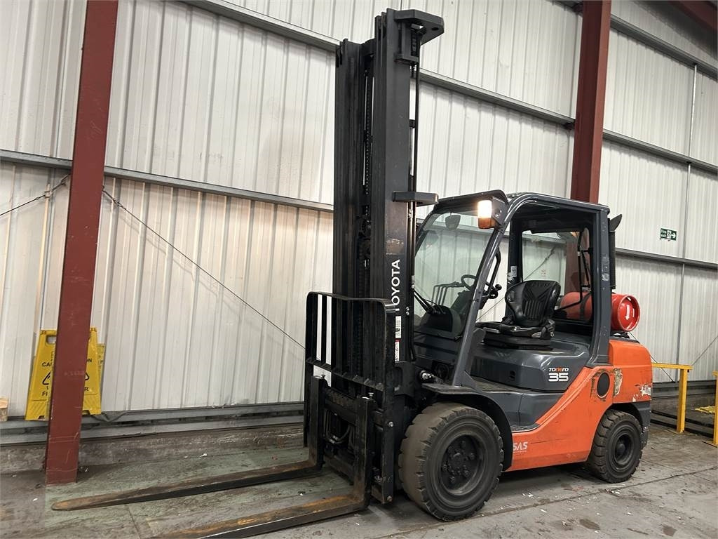 Toyota 02-8FGJF35 - LPG forklift: picture 2 Toyota 02-8FGJF35 - LPG forklift: picture 2
