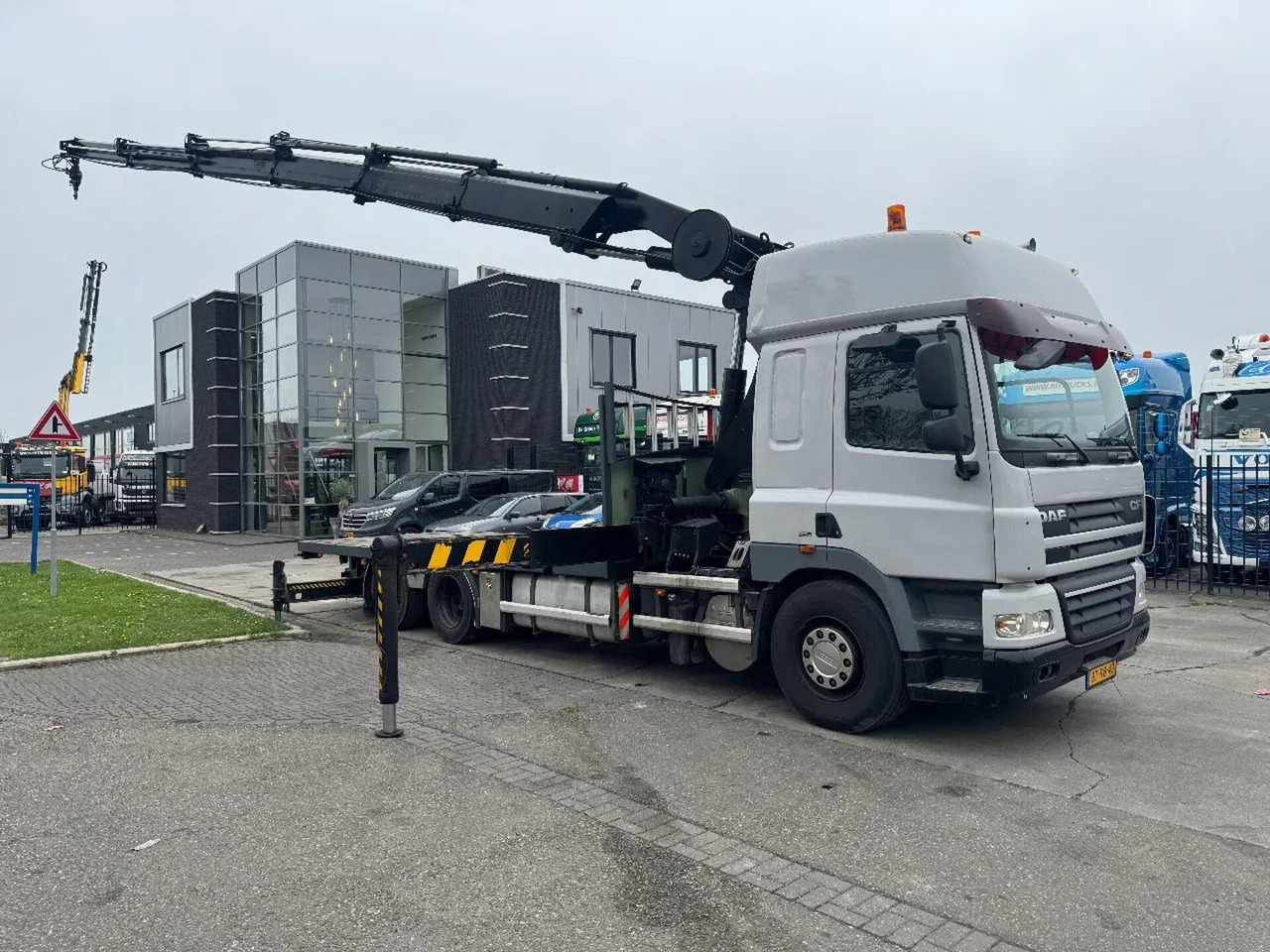 DAF CF 85.360 6X2 EURO 5 HIAB 377 + REMOTE CONTROL T - Dropside/ Flatbed truck, Crane truck: picture 2 DAF CF 85.360 6X2 EURO 5 HIAB 377 + REMOTE CONTROL T - Dropside/ Flatbed truck, Crane truck: picture 2