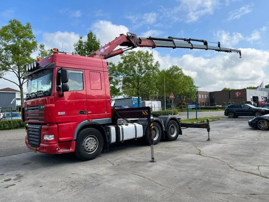 DAF XF 105.460 6X4 EURO 5 + HMF 4220 K6 + REMOTE CON - Crane truck, Tractor unit: picture 3 DAF XF 105.460 6X4 EURO 5 + HMF 4220 K6 + REMOTE CON - Crane truck, Tractor unit: picture 3