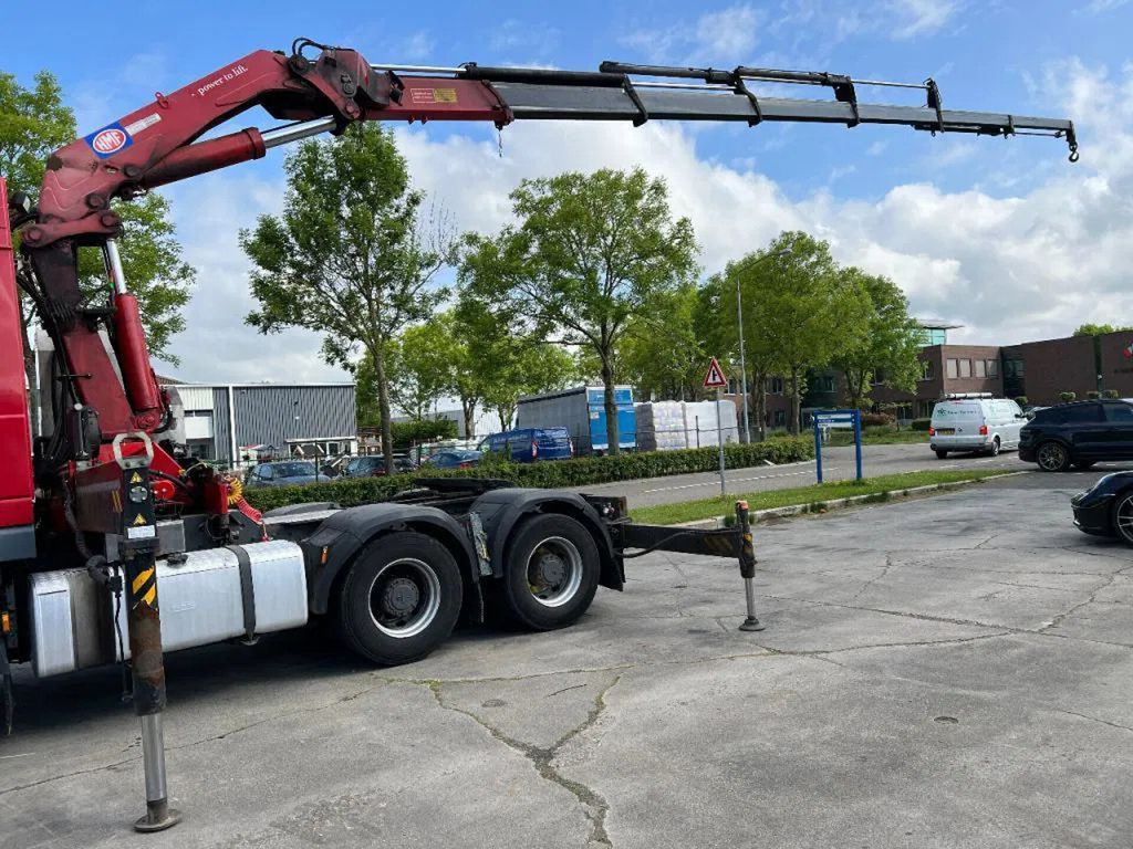 DAF XF 105.460 6X4 EURO 5 + HMF 4220 K6 + REMOTE CON - Crane truck, Tractor unit: picture 4 DAF XF 105.460 6X4 EURO 5 + HMF 4220 K6 + REMOTE CON - Crane truck, Tractor unit: picture 4