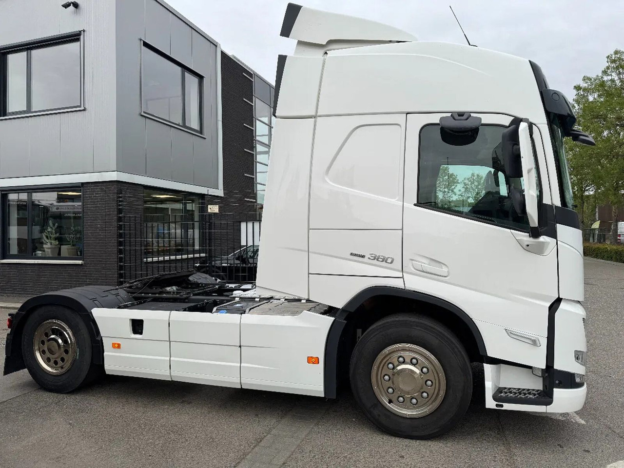 Volvo FM 380 4X2 EURO 6 NEW FACE SKIRTS AIRCO SPOILERS - Tractor unit: picture 4 Volvo FM 380 4X2 EURO 6 NEW FACE SKIRTS AIRCO SPOILERS - Tractor unit: picture 4