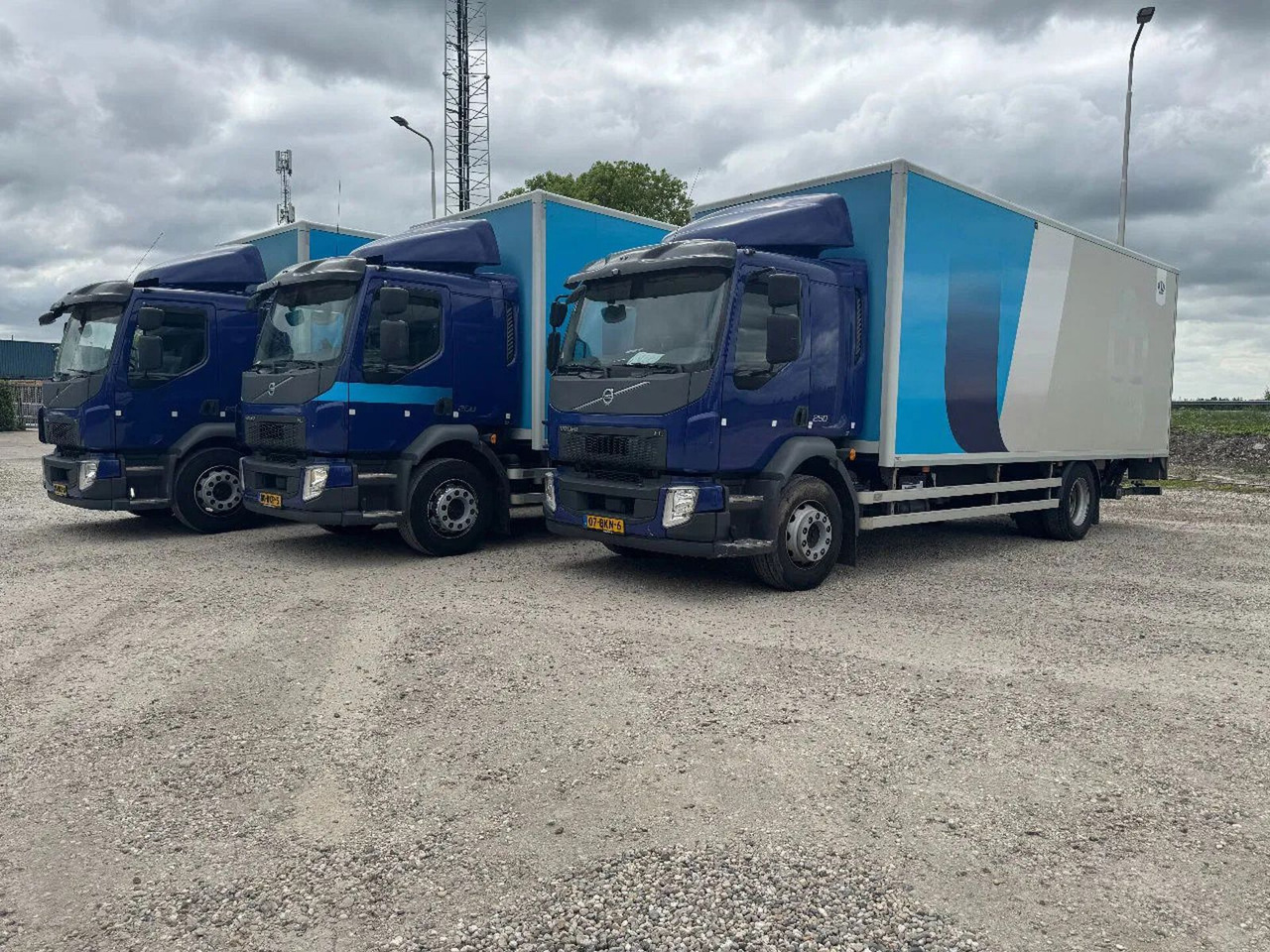 Volvo FL 250 4X2 3 UNITS CARGO LOCK + DHOLLANDIA LIFT - Box truck: picture 1 Volvo FL 250 4X2 3 UNITS CARGO LOCK + DHOLLANDIA LIFT - Box truck: picture 1