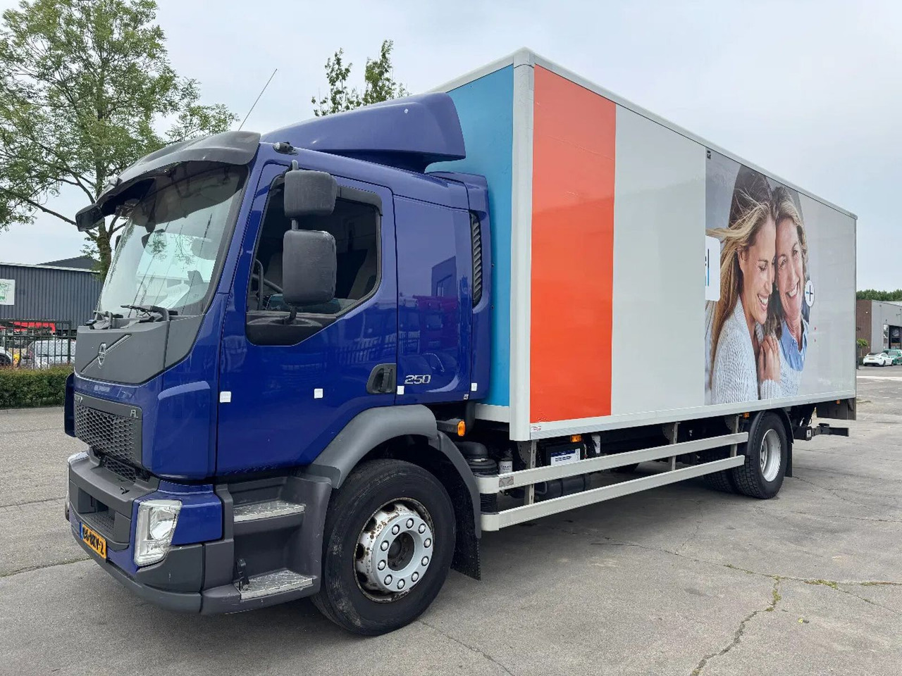 Volvo FL 250 4X2 - EURO 6 + DHOLLANDIA LIFT + TÜV 04-2 - Box truck: picture 1 Volvo FL 250 4X2 - EURO 6 + DHOLLANDIA LIFT + TÜV 04-2 - Box truck: picture 1