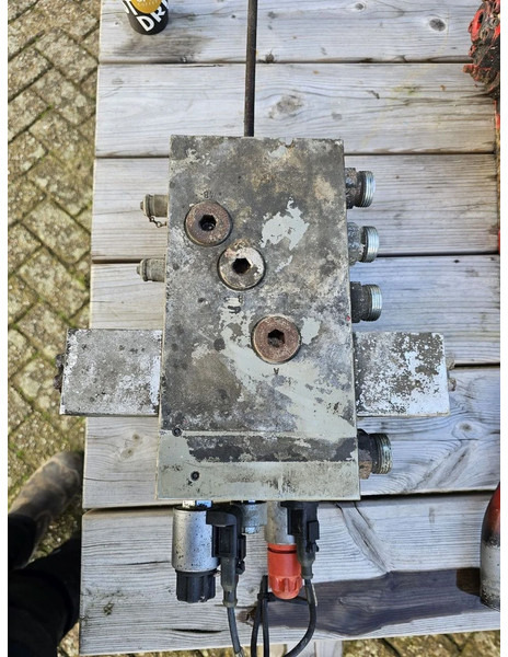 Legras Besturingsventiel 02 E-bediend (compleet) - Control valve - Hydraulics for Truck: picture 2 Legras Besturingsventiel 02 E-bediend (compleet) - Control valve - Hydraulics for Truck: picture 2