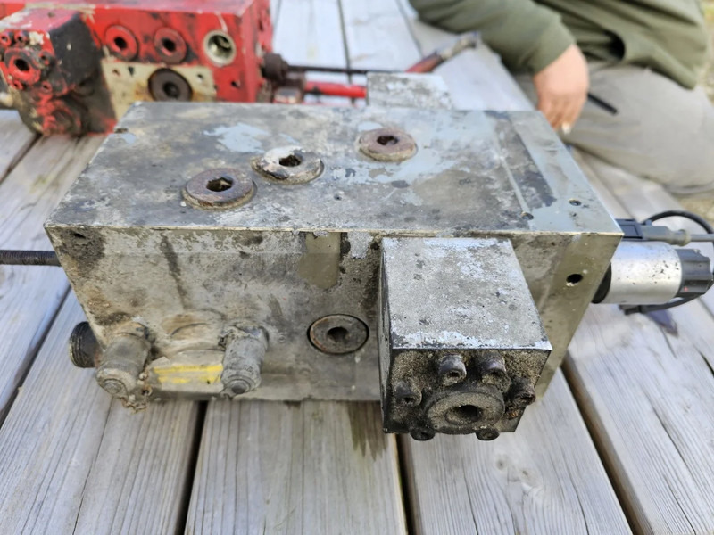 Legras Besturingsventiel 02 E-bediend (compleet) - Control valve - Hydraulics for Truck: picture 3 Legras Besturingsventiel 02 E-bediend (compleet) - Control valve - Hydraulics for Truck: picture 3