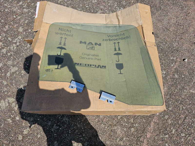 MAN Raam deur rechts 81.62645.0042 - Spare parts for Truck: picture 1 MAN Raam deur rechts 81.62645.0042 - Spare parts for Truck: picture 1