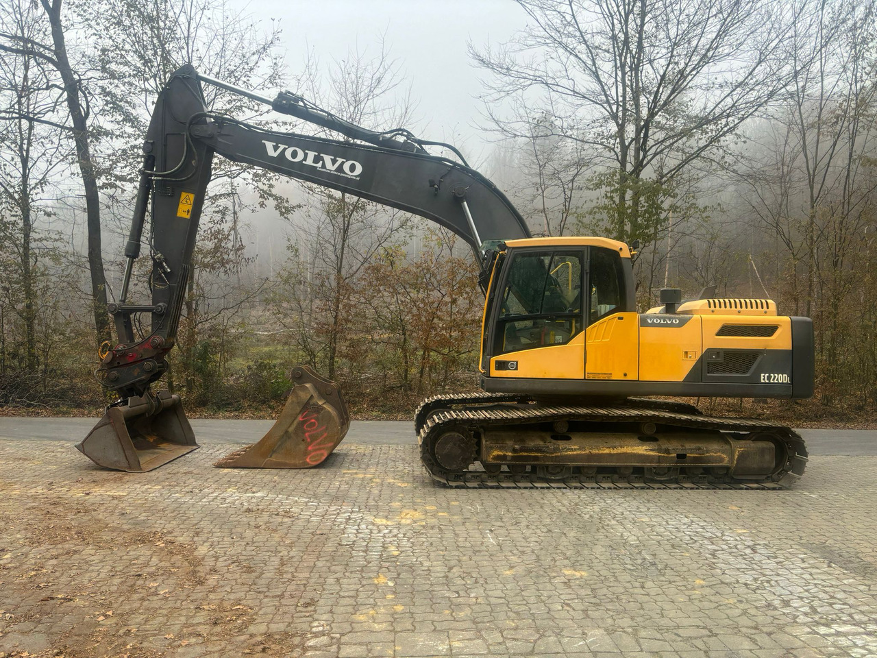 Volvo EC 220 DL - Crawler excavator: picture 1 Volvo EC 220 DL - Crawler excavator: picture 1