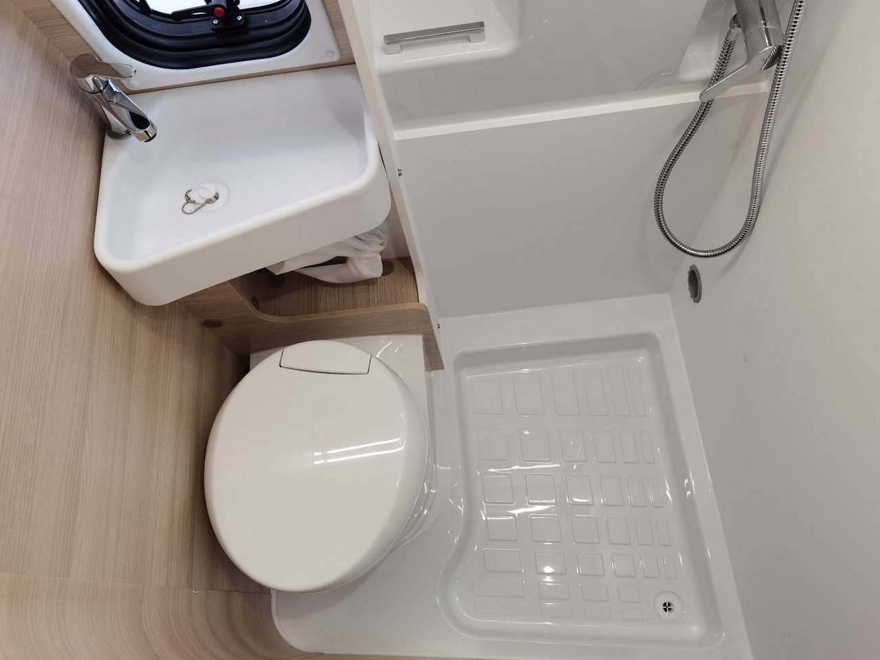 Chausson V697 FIRST LINE / - 2025 - /140PS / EINZELBETTEN Chausson V697 FIRST LINE / - 2025 - /140PS / EINZELBETTEN on lease Chausson V697 FIRST LINE / - 2025 - /140PS / EINZELBETTEN Chausson V697 FIRST LINE / - 2025 - /140PS / EINZELBETTEN: picture 17