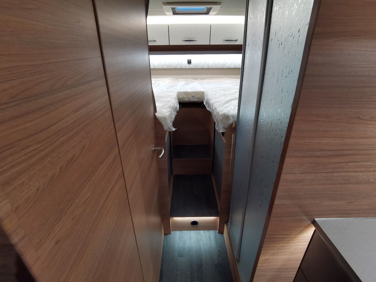Semi-integrated motorhome Weinsberg CARASUITE 700 MEG /155PS /EINZELBETTEN & RAUMBAD: picture 20