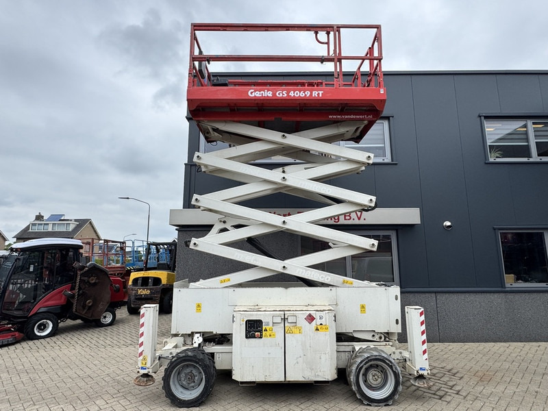 Genie GS-4069 RT Hoogwerker / arbeitsbuhne 14mtr werkhoogte 4x4 Kubota DIESEL 2013 - Scissor lift: picture 5 Genie GS-4069 RT Hoogwerker / arbeitsbuhne 14mtr werkhoogte 4x4 Kubota DIESEL 2013 - Scissor lift: picture 5
