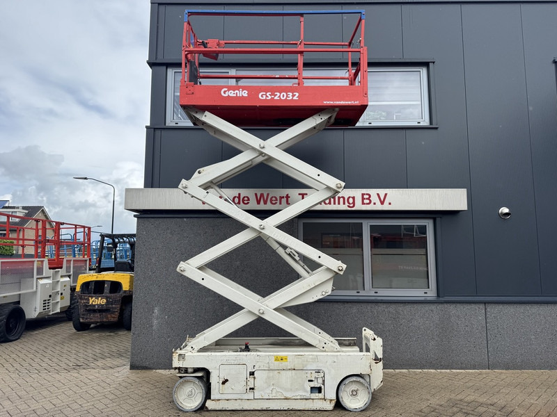 Genie GS2032 schaarlift schaar hoogwerker 2013 uur 8mtr werkhoogte - Scissor lift: picture 4 Genie GS2032 schaarlift schaar hoogwerker 2013 uur 8mtr werkhoogte - Scissor lift: picture 4
