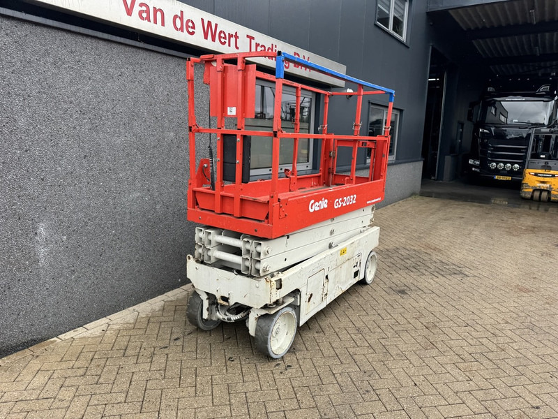 Genie GS2032 schaarlift schaar hoogwerker 2013 uur 8mtr werkhoogte - Scissor lift: picture 3 Genie GS2032 schaarlift schaar hoogwerker 2013 uur 8mtr werkhoogte - Scissor lift: picture 3