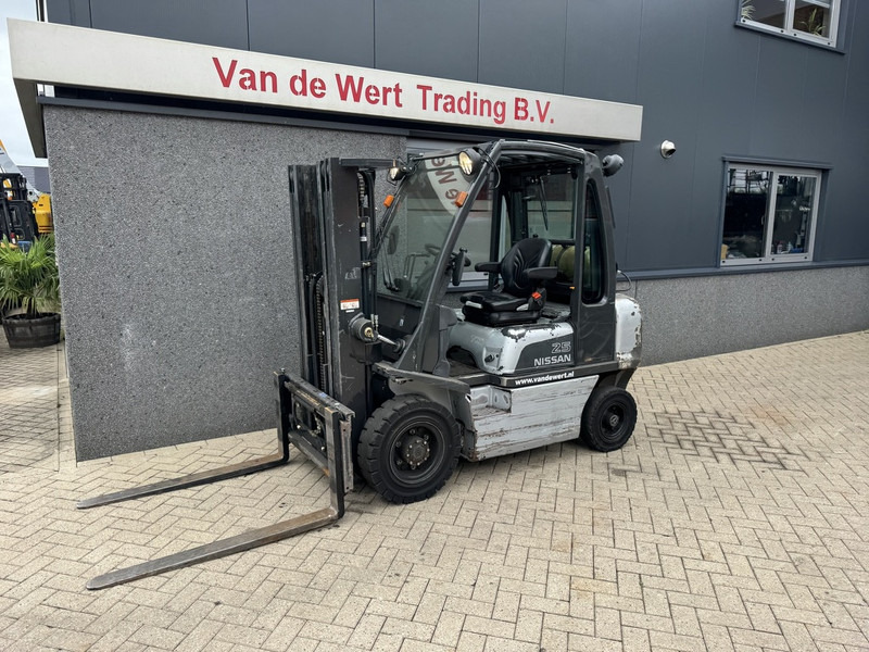 Nissan UD02A25PQ Triplo 430 Freelift/Sideshift LPG 2006 - LPG forklift: picture 2 Nissan UD02A25PQ Triplo 430 Freelift/Sideshift LPG 2006 - LPG forklift: picture 2