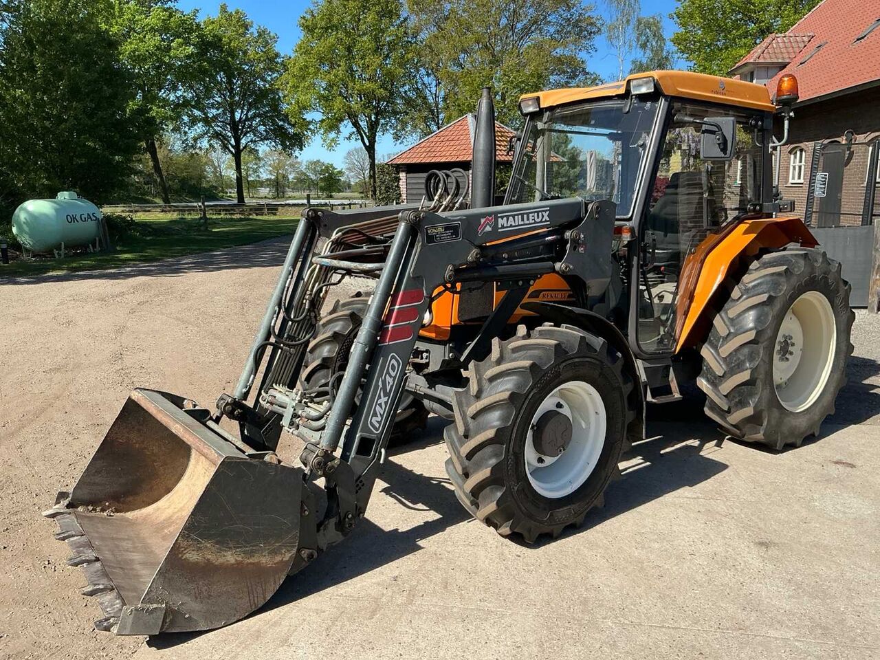 2001 RENAULT R3222CA FOUR WHEEL DRIVE FARM TRACTOR - Farm tractor: picture 1 2001 RENAULT R3222CA FOUR WHEEL DRIVE FARM TRACTOR - Farm tractor: picture 1