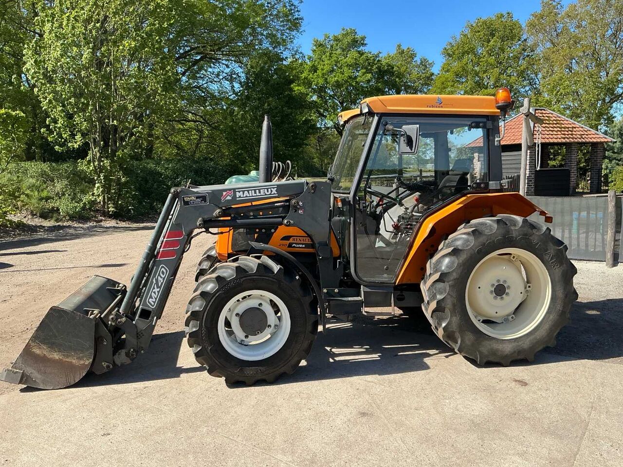 2001 RENAULT R3222CA FOUR WHEEL DRIVE FARM TRACTOR - Farm tractor: picture 5 2001 RENAULT R3222CA FOUR WHEEL DRIVE FARM TRACTOR - Farm tractor: picture 5