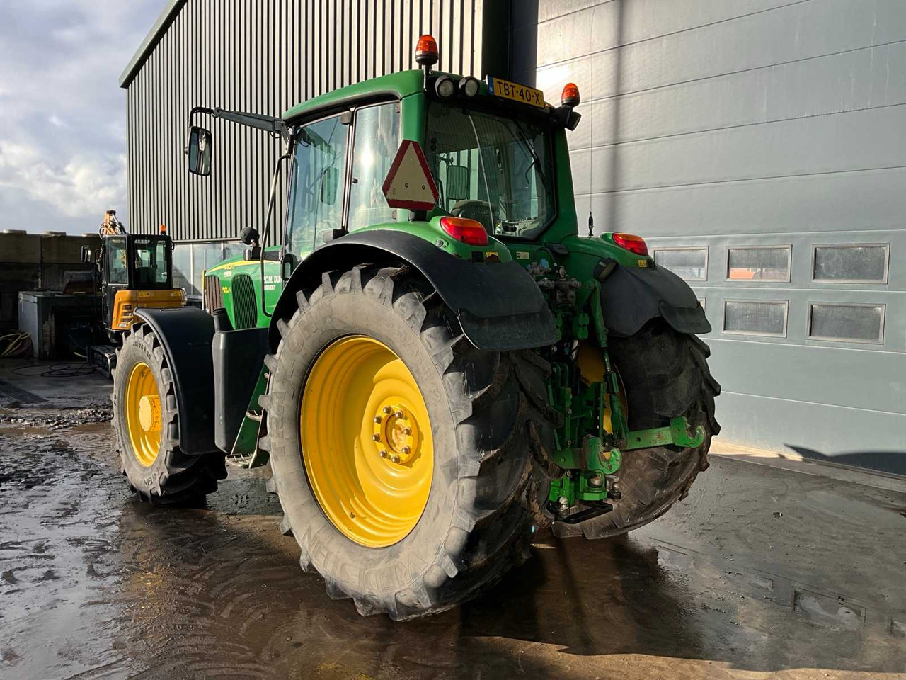 2007 JOHN DEERE 6820 FOUR WHEEL DRIVE FARM TRACTOR - Farm tractor: picture 3 2007 JOHN DEERE 6820 FOUR WHEEL DRIVE FARM TRACTOR - Farm tractor: picture 3