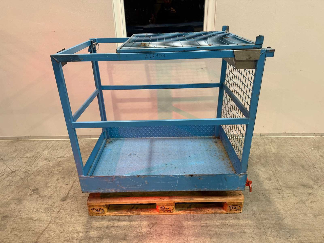 2011 BAUER WORK CAGE FUSE CAGE LATTICE BOX FORKLIFT REACH TRUCK - Forklift: picture 1 2011 BAUER WORK CAGE FUSE CAGE LATTICE BOX FORKLIFT REACH TRUCK - Forklift: picture 1