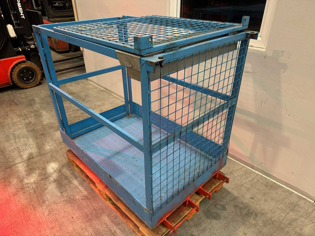 2011 BAUER WORK CAGE FUSE CAGE LATTICE BOX FORKLIFT REACH TRUCK - Forklift: picture 3 2011 BAUER WORK CAGE FUSE CAGE LATTICE BOX FORKLIFT REACH TRUCK - Forklift: picture 3