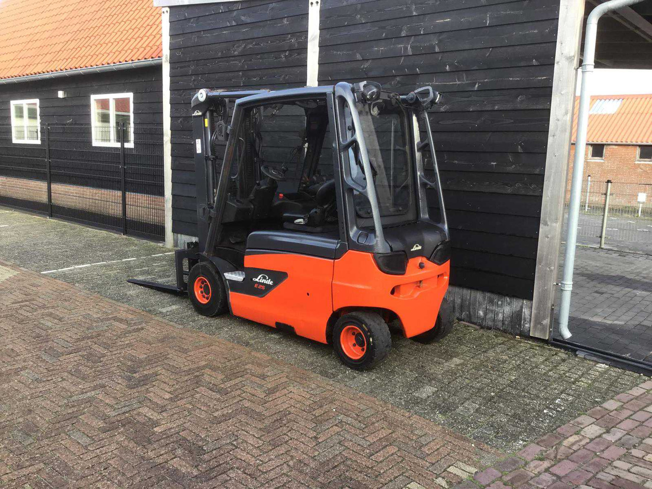 2016 LINDE E25L-01 FORKLIFT TRUCK - Forklift: picture 2 2016 LINDE E25L-01 FORKLIFT TRUCK - Forklift: picture 2