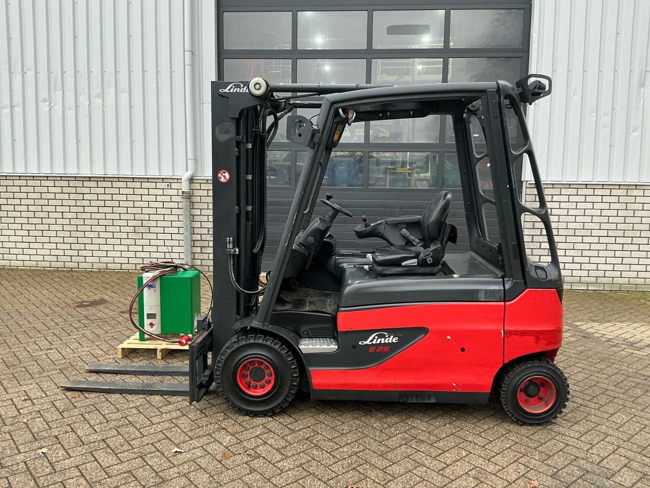 2017 LINDE E25L-01 FORKLIFT TRUCK - Forklift: picture 2 2017 LINDE E25L-01 FORKLIFT TRUCK - Forklift: picture 2