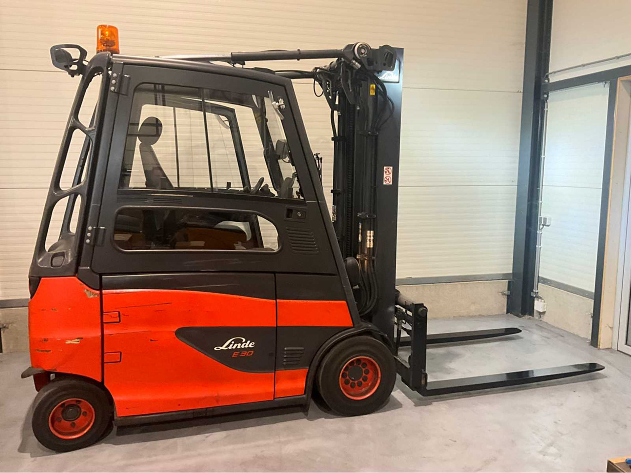 2019 LINDE E30HL-01/600 3000KG SPOON SHIFTER BATTERY 2022 FORKLIFT - Forklift: picture 5 2019 LINDE E30HL-01/600 3000KG SPOON SHIFTER BATTERY 2022 FORKLIFT - Forklift: picture 5