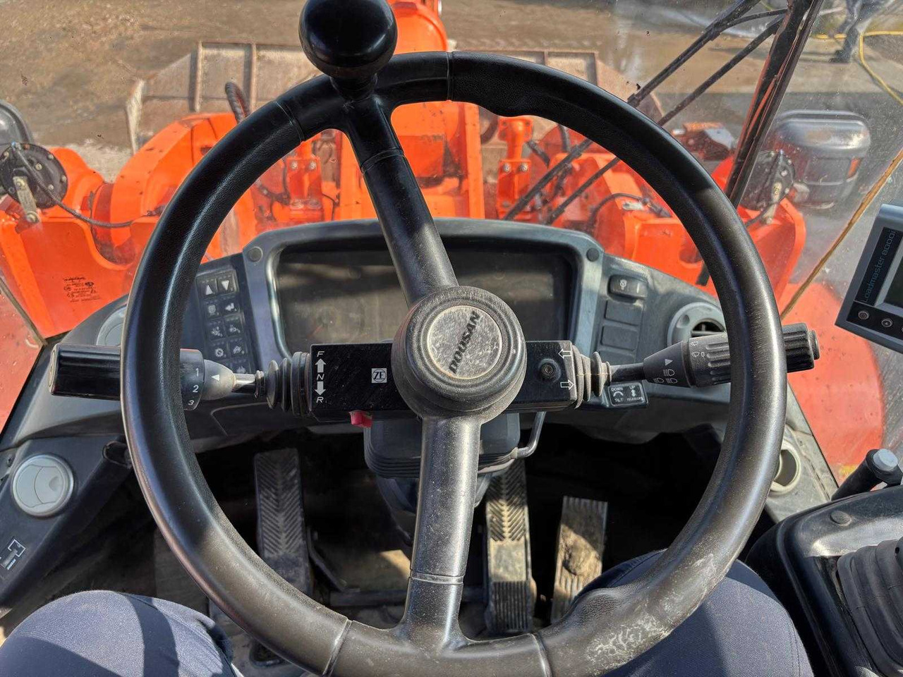 Wheel loader Doosan DL550: picture 23