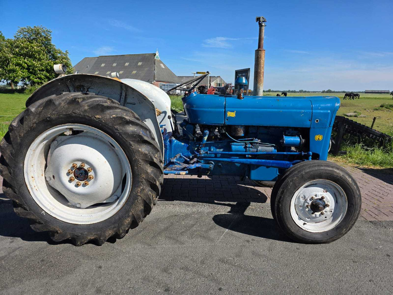 Farm tractor Ford Super Dexta: picture 8
