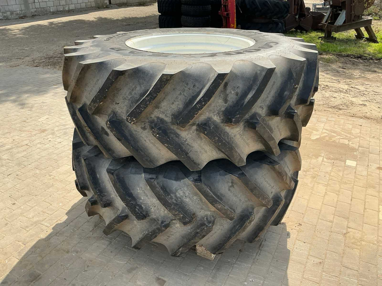 Goodyear DT820 - Wheels and tires for Farm tractor: picture 3 Goodyear DT820 - Wheels and tires for Farm tractor: picture 3