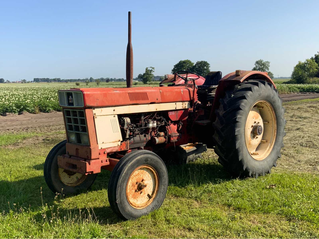 International 1046 A - Farm tractor: picture 1 International 1046 A - Farm tractor: picture 1