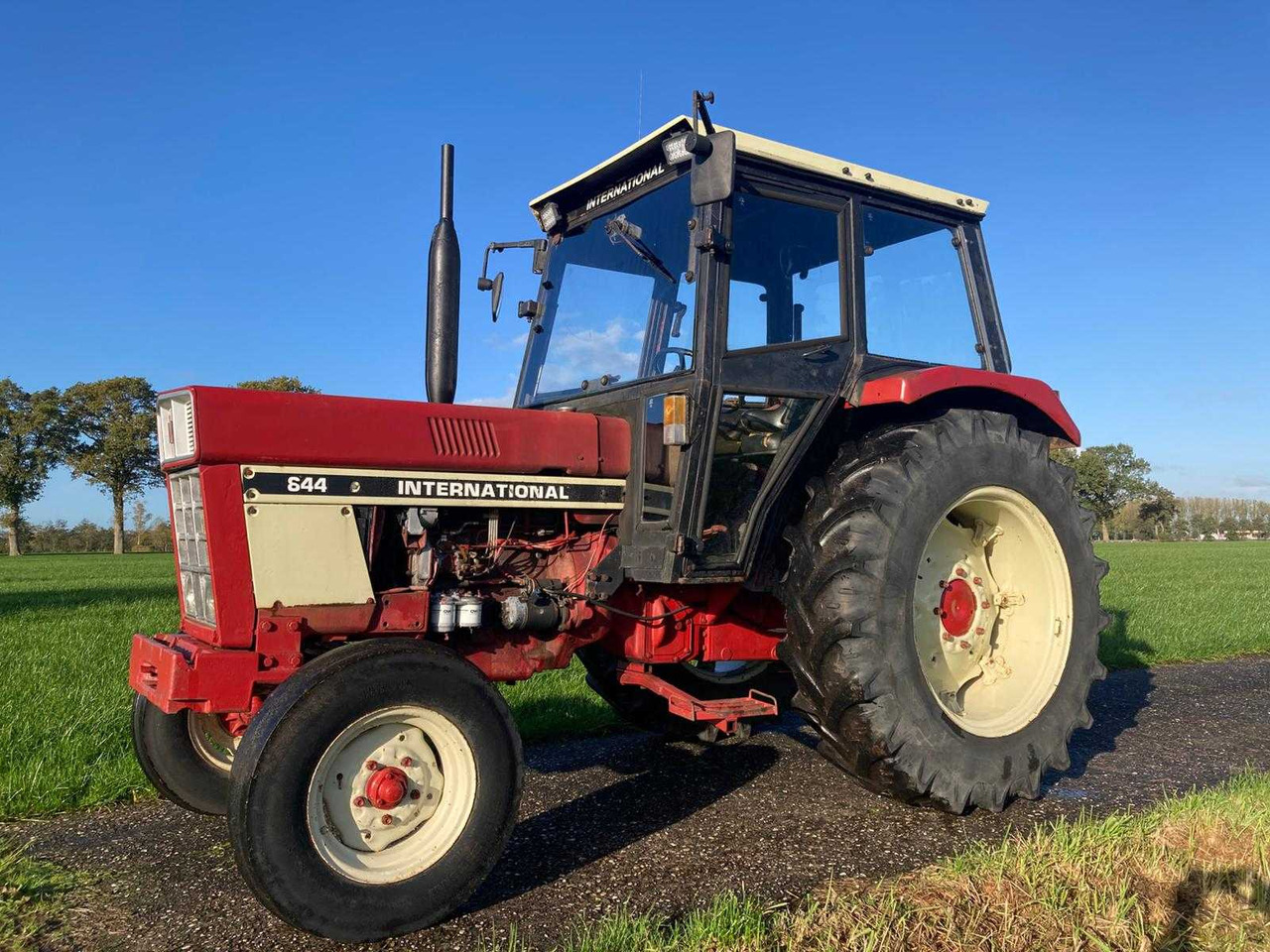 International 644 - Farm tractor: picture 1 International 644 - Farm tractor: picture 1