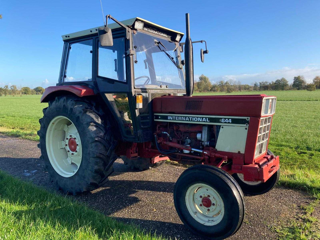 International 644 - Farm tractor: picture 2 International 644 - Farm tractor: picture 2