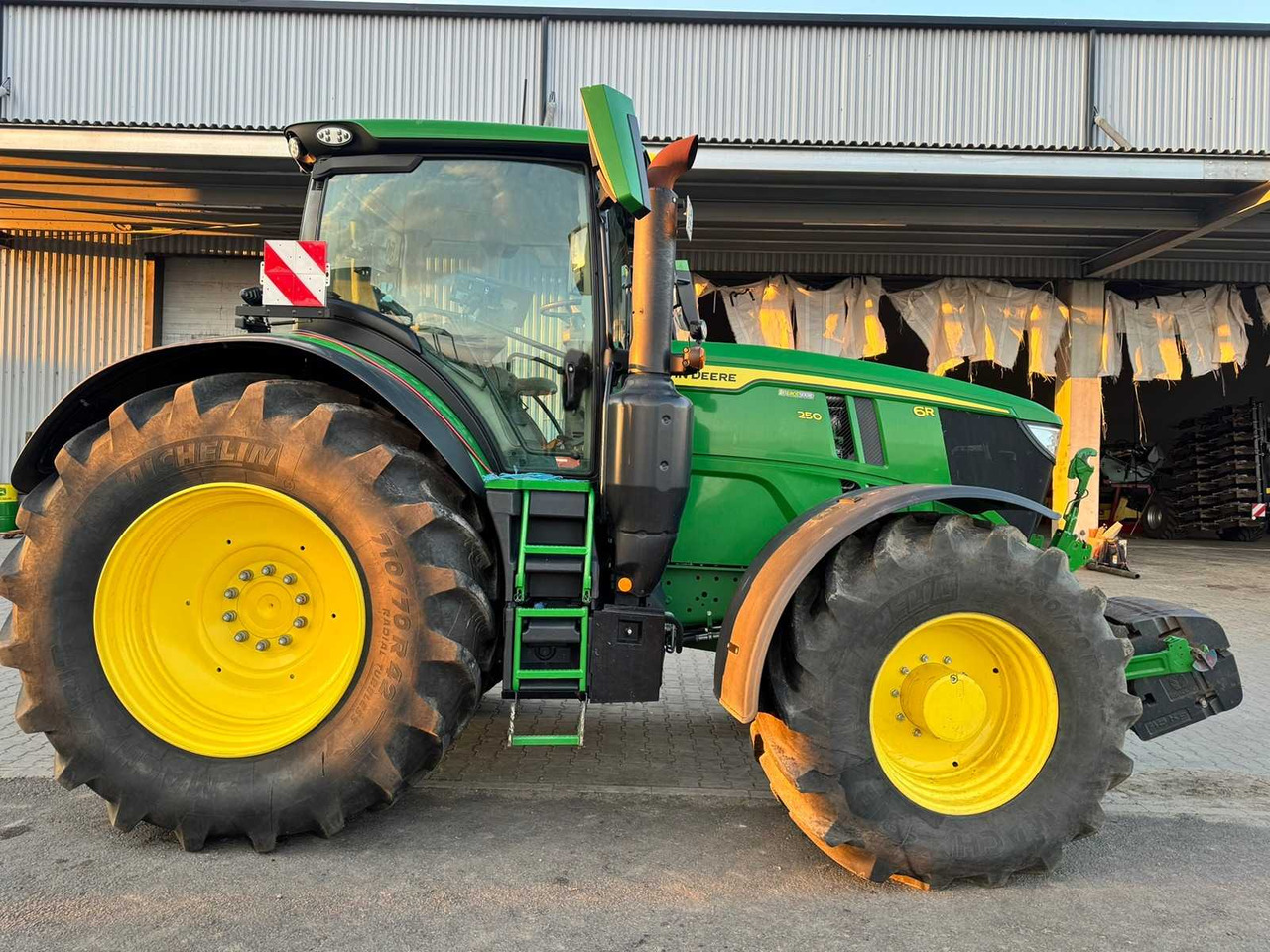 JOHN DEERE 6R 250 - E18 - Farm tractor: picture 1 JOHN DEERE 6R 250 - E18 - Farm tractor: picture 1