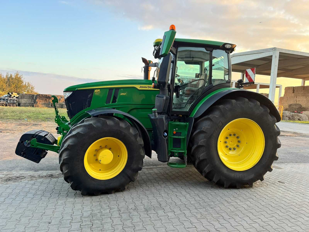 JOHN DEERE 6R 250 - E18 - Farm tractor: picture 2 JOHN DEERE 6R 250 - E18 - Farm tractor: picture 2