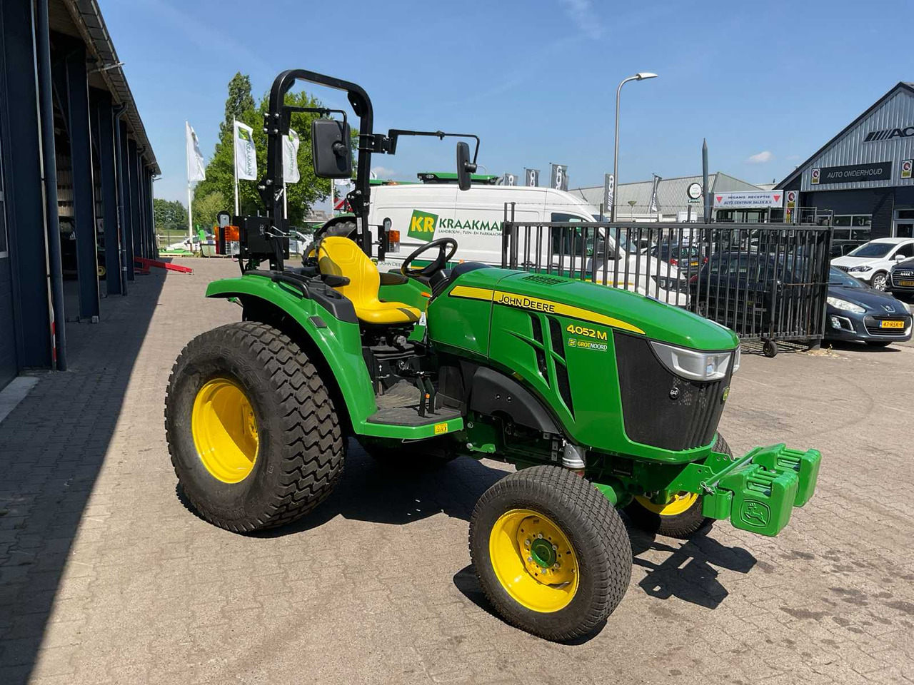 John Deere 4052M - Compact tractor: picture 3 John Deere 4052M - Compact tractor: picture 3