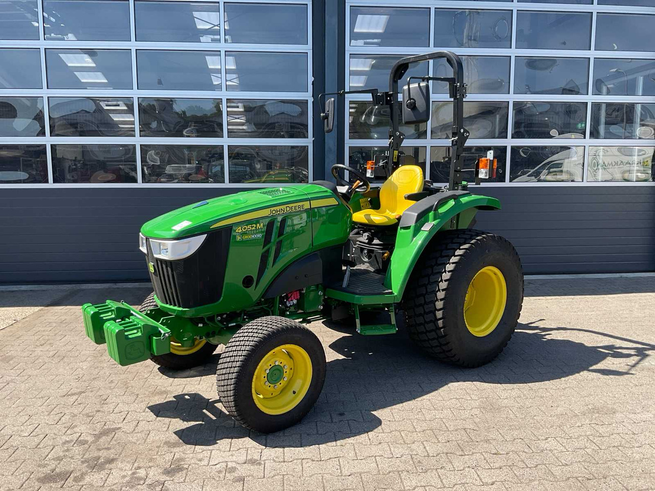 John Deere 4052M - Compact tractor: picture 1 John Deere 4052M - Compact tractor: picture 1