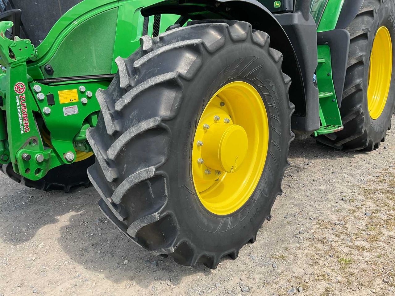 Farm tractor John Deere 6145R: picture 11