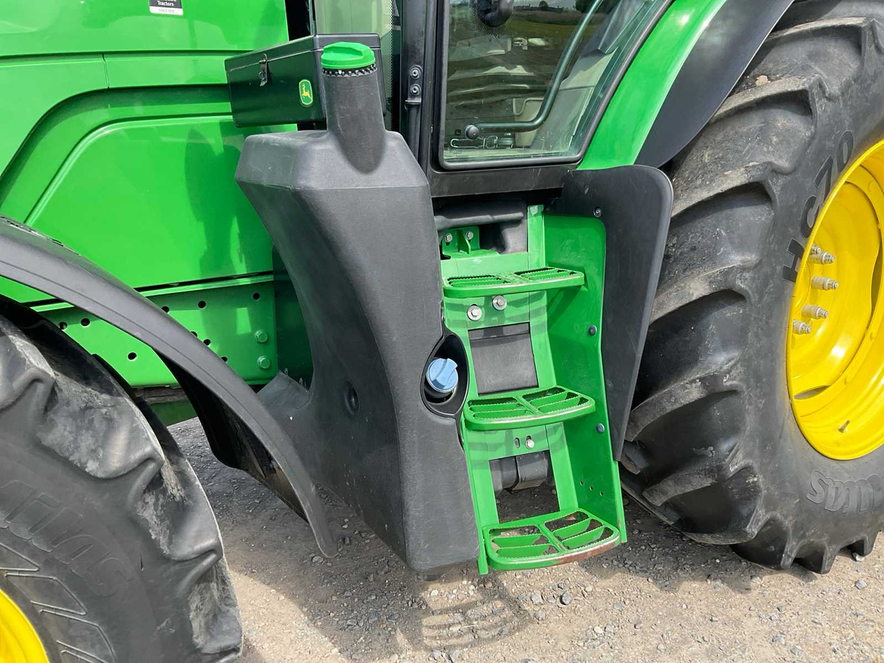 Farm tractor John Deere 6145R: picture 10