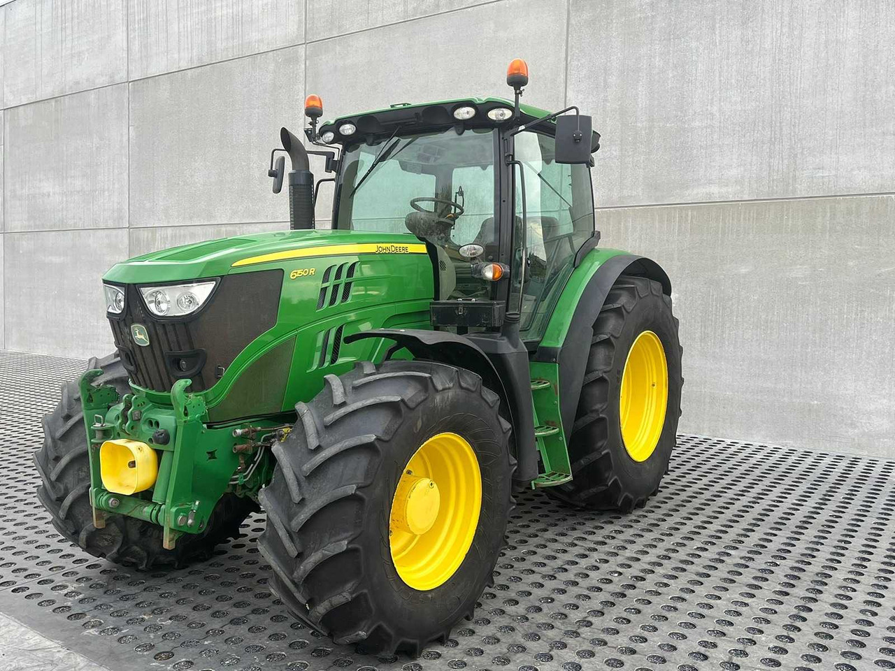 John Deere 6150R - Farm tractor: picture 1 John Deere 6150R - Farm tractor: picture 1
