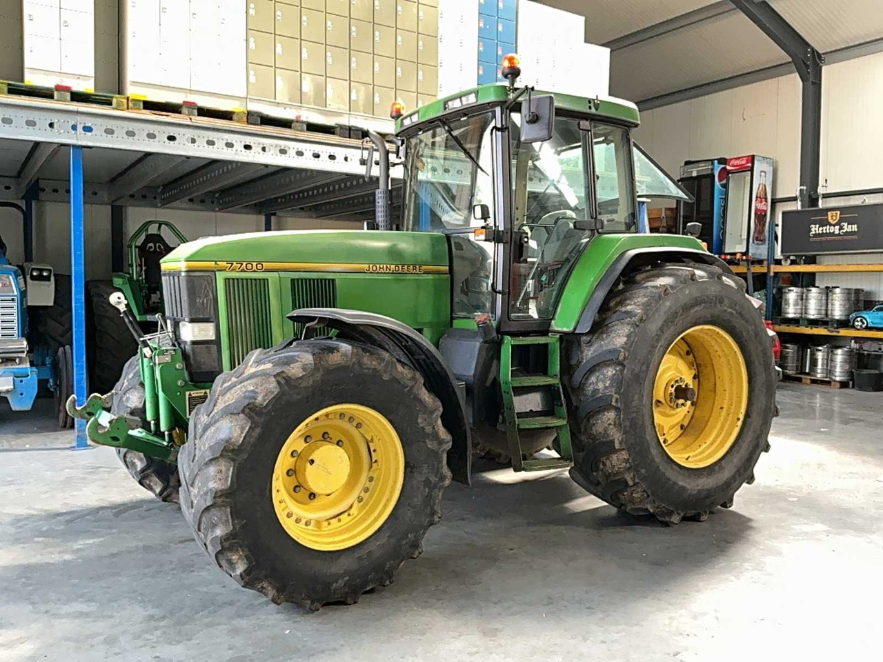 John Deere 7700 - Farm tractor: picture 1 John Deere 7700 - Farm tractor: picture 1