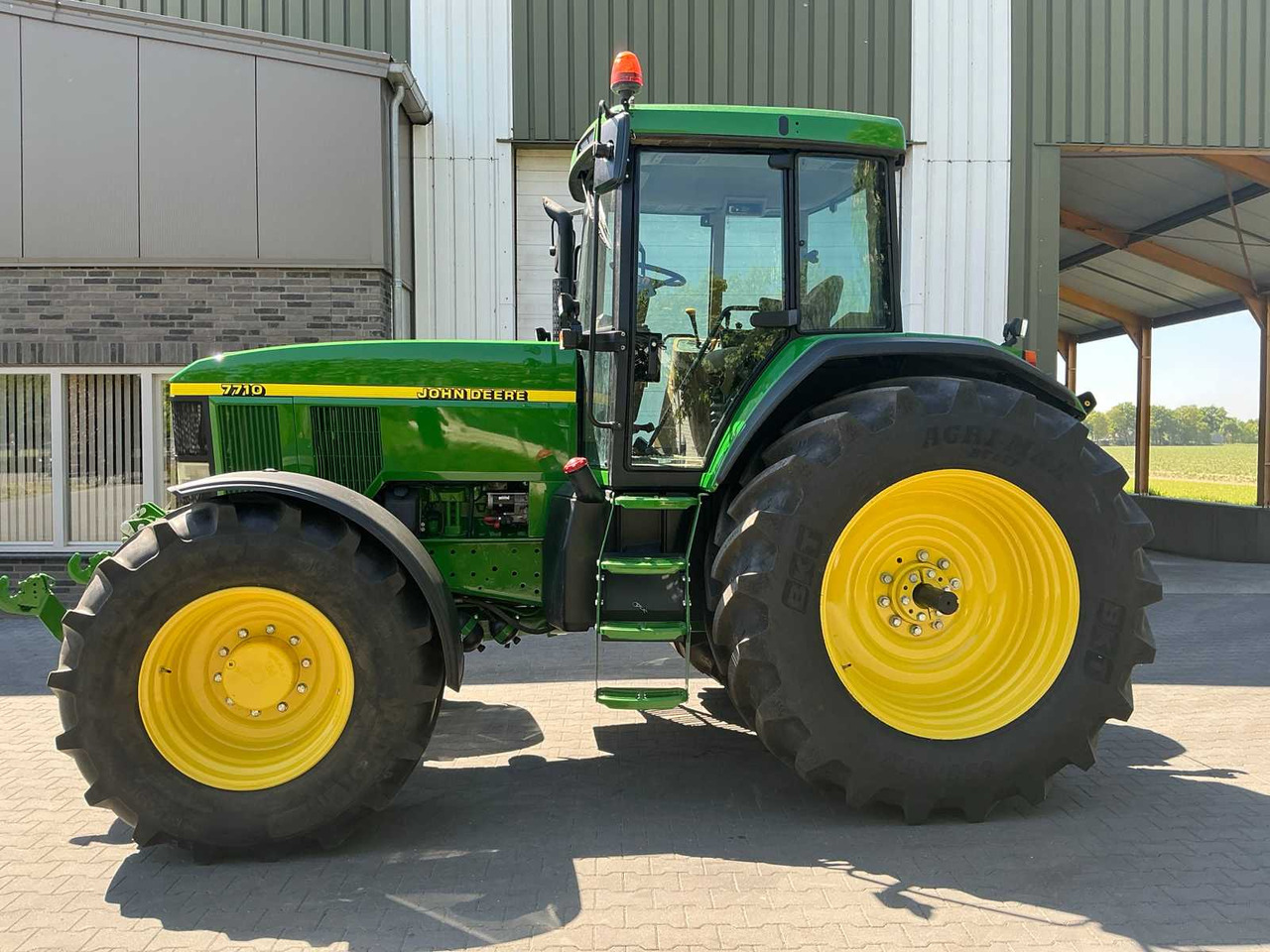 John Deere 7710 - Farm tractor: picture 2 John Deere 7710 - Farm tractor: picture 2