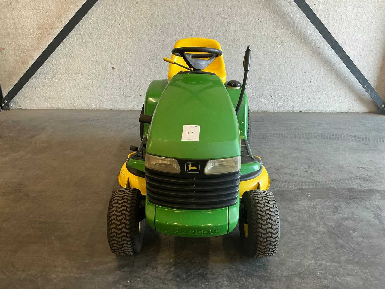 John Deere LT155 - Garden mower: picture 2 John Deere LT155 - Garden mower: picture 2
