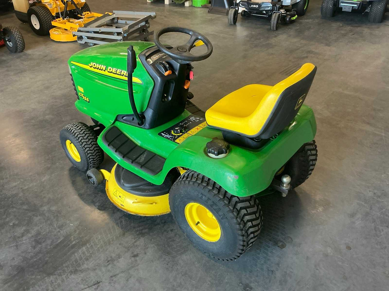 John Deere LT155 - Garden mower: picture 5 John Deere LT155 - Garden mower: picture 5