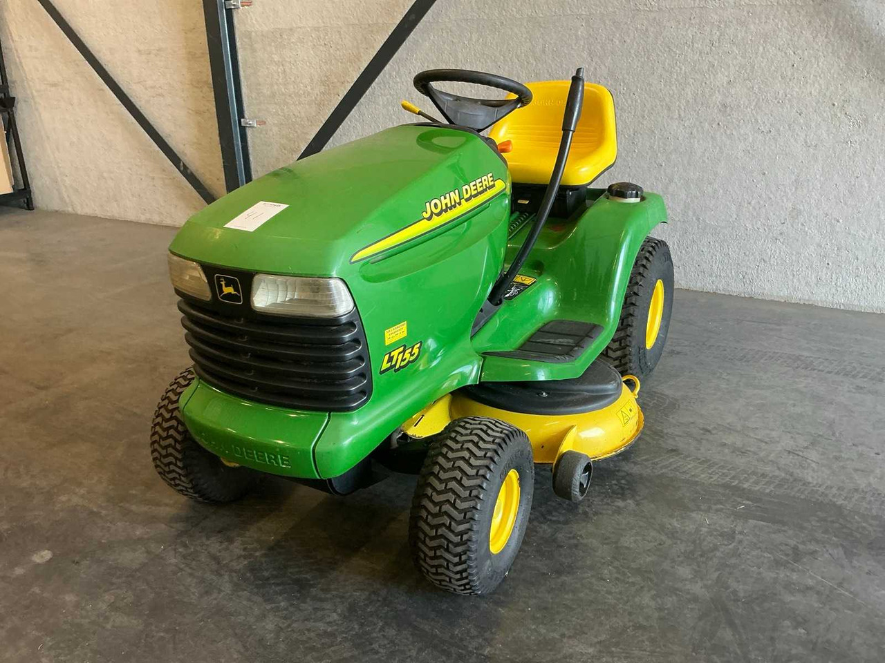 John Deere LT155 - Garden mower: picture 1 John Deere LT155 - Garden mower: picture 1