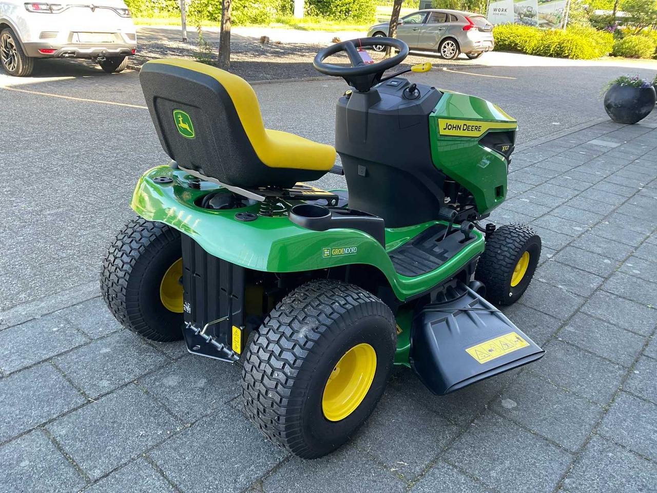 John Deere X107 - Garden mower: picture 3 John Deere X107 - Garden mower: picture 3